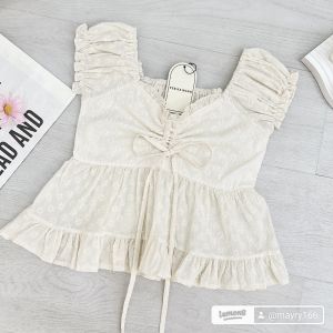 เสื้อครอปลูกไม้ เชือกรูดตรงอก สม็อคหลัง งานสวยน่ารักมาก สีครีม ป้ายพี่กะน้อง