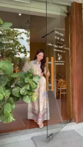 ชุดเซ็ตสุดหรู เสื้อครอป+ กระโปรงยาวบาน+เข็มขัด ดีไซน์พิมพ์ลายวินเทจสีพาสเทลสุดหรู ดีเทลเสื้อครอปแขนสั้น คอปก ทรงสวย กระดุมหน้า พิมพ์ลายโทนพาสเทลสุดคลาสสิค กระโปรงยาวบานพริ้วไหว แต่งกระดุมยาวด้านหน้า มาพร้อมเข็มขัดลายเข้าชุด เพิ่มความหรูหราใส่