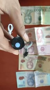 Đèn UV. Đèn soi được tiền giả soi giấy tờ soi tất cả con trùng soi huynh quang rượu chóng hàng giả soi nước tiểu của thú cưng sạc pin hoặc bỏe pin