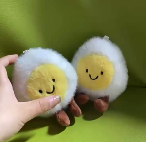 ตุ๊กตาผ้าการ์ตูนไข่ต้มสุดน่ารัก พวงกุญแจไข่ออนเซ็น การออกแบบไข่หน้ายิ้ม
