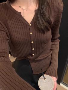 เสื้อสเวตเตอร์ถักคอวีแขนยาวทรงเข้ารูปสำหรับผู้หญิงในฤดูใบไม้ร่วงและฤดูหนาว เสื้อชั้นในทรงสั้นเข้ารูปเอวสูง เสื้อคลุมคาร์ดิแกนสไตล์เกาหลี