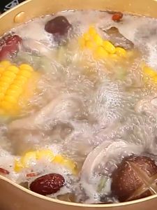 304 Genuine Stainless Steel Oil Filter Spoon 304不锈钢隔油勺沥油滤油神器汤勺家用去油漏油分油勺油汤分离勺(READY STOCK)