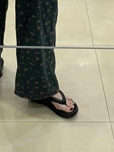 รองเท้าแตะส้นหนาสำหรับผู้หญิงในช่วงฤดูร้อน รองเท้าแตะชายหาดกันลื่นสีดำ ส้นหนา รองเท้าแตะแบบสวมสบายสำหรับกลางแจ้ง