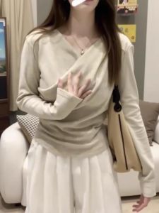 Slim Fit Cross Neck Pleated T-Shirt: A Plus Size Women's Base Layer Top