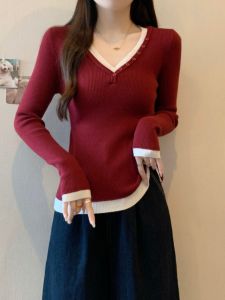 เสื้อสเวตเตอร์ถักคอวีแขนยาวสีแดงสำหรับผู้หญิง ฤดูใบไม้ร่วง/ฤดูหนาว ไซส์ใหญ่ เสื้อสั้นปลอมสองชิ้น ทรงเข้ารูป สวมใส่สบาย