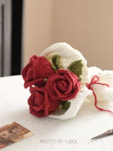 ดอกกุหลาบสีแดง ดอกไม้เทียม ดอกไม้ถัก ของขวัญวันวาเลนไทน์ ดอกไม้ถือในมือ ดอกไม้เทียม ดอกไม้สด ดอกไม้สด ดอกไม้สด