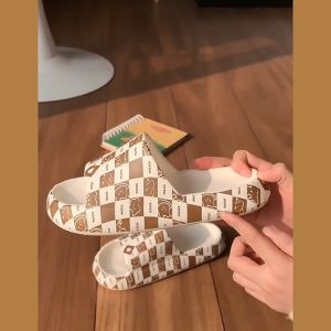 QLshop เคลื่อนที่สุด - รองเท้าลายการ์ตูนสุดน่ารัก😍 รองเท้าแตะแบบสวมผญลายอิโมจิ น้องหมี ลวดลายโครตน่ารัก 3ลายสวยๆ💥