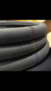 ปลอกหุ้มพวงมาลัย หนังกลับ ฝาครอบมือจับแบบลื่นไถลเหมาะสำหรับทุกฤดูกาลป้องกันการลื่นไถลและซับเหงื่อ Ultra Slim รอบและระบาย