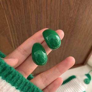 Retro Green Resin Earrings U-Shaped French Design Simple Fashionable Womens Jewelry Ear Cuff Elegant Trendy Accessory