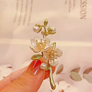 Fashion Jasmine Brooch with Pearl Accents Forest Style Floral Pin for Blouse & Top Versatile Gift Accessory