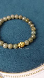 Vòng tay đá Cẩm Thạch dầu size hạt 7.4 li phối charm vàng xi Đức Phật may mắn bình an | Hoa Minh Gem