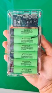 Box sạc mica dùng 6 cell pin 18650 dùng mạch sạc nhanh Samsung Fast Charge 18W chính hãng.