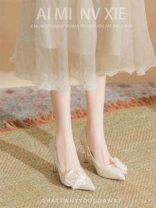 เท้ากว้างรองเท้าส้นสูงสบายฝรั่งเศส ผ้าซาติน รองเท้าแต่งงานสําหรับ พลัสไซส์ ผู้หญิงไม่เหนื่อยเท้าสไตล์เจ้าหญิงแฟชั่นรองเท้าเดียว