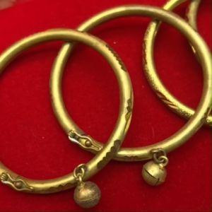 กำไลหลอดคลิปล็อคงานดิบทองเหลืองตัดลายห้อยกระพรวน เส้นผ่านศูนย์กลาง 4.24.5 ซม.งานดิบไม่ได้ชุบ ทองเหลืองโบราณ พร้อมส่ง