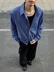 เสื้อเชิ้ตแขนยาวลายสก็อตสีน้ำเงินทรงหลวมสไตล์วินเทจ Cleanfit ทรงสามมิติ ชายเสื้อกว้าง รัดรูป เสื้อเชิ้ตผู้ชาย