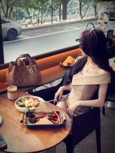 เสื้อเชิ้ตคอวีแขนกุดสั้นสไตล์ฝรั่งเศสย้อนยุคสำหรับผู้หญิงในช่วงฤดูร้อนปี 2024 เสื้อเชิ้ตแขนกุดทรงสลิมฟิตดีไซน์เก๋ไก๋สำหรับผู้หญิง