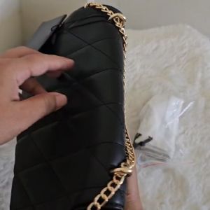 LYN กระเป๋าสะพายข้างเเบบ 9 นิ้ว พร้อม ถุงผ้า, หนังรองบ่า, เเต่งโซ่ 6 สี, ครีม, ชมพู, ดำ, ฟ้า, ขาว และ น้ำตาล