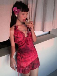 ชุดเดรสคอวีแขนกุดสีแดงสไตล์ย้อนยุคสำหรับผู้หญิงในช่วงฤดูร้อน กระโปรงสั้นทรงเอเซ็กซี่ ชุดราตรีคอวีไม่มีแขน