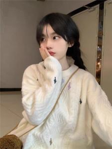 นุ่ม Fufu ผู้หญิง Crewneck เสื้อสเวตเตอร์ หลวม Fit สบายอเมริกัน เสื้อผ้าถัก เสื้อท่อนบน ใน สีขาวครีม สําหรับ ฤดูใบไม้ร่วง และ ฤดูหนาว สินค้าใหม่