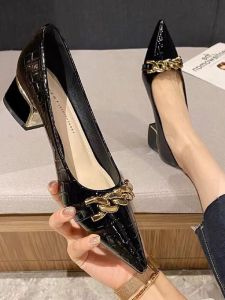 รองเท้าส้นสูงทรงหัวแหลมสีดำ สไตล์ฝรั่งเศส สำหรับใส่ไปทำงาน ฤดูใบไม้ผลิและฤดูใบไม้ร่วง รองเท้าส้นเตี้ยแบบสวมสำหรับคู่รัก