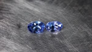 พลอยแท้ 1.05 ตน ดิบ ทรงไข่ สีน้ำเงินอมม่วง 2 ชิ้น แทนซาไนท์ ดิบ