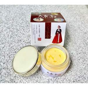 Kem Dưỡng Trắng Da chống lại 12 dấu hiệu lão hoá cô gái HÀN QUỐC mặc đầm đỏ - HX018