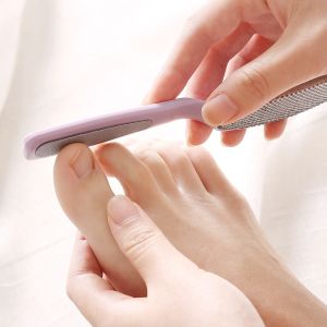 Dụng Cụ Chà Gót Chân Bằng Thép Không Gỉ Với Tay Cầm Nhựa