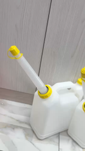 แกลลอนน้ำมัน ถังน้ำมัน สีขาว ขนาด 1/2/3.5/5ลิตร เหมาะสำหรับ น้ำมันเบนซิน แกลลอน ช่วยเก็บกลิ่นน้ำมัน แกลลอนสำรอง ถังน้ำมันเชื้อเพลิง( เติมได้ทั้ง เบนซิน / ดีเซล )