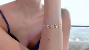 Gelang Bunga Wanita Korea & Gelang Titanium Anti Karat: Pilihan Mewah untuk Anda