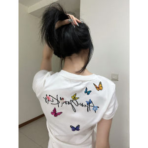 เสื้อยืดคอวีแขนสั้นผ้าฝ้ายทรงเข้ารูปสไตล์เกาหลีสำหรับผู้หญิงในช่วงฤดูร้อนปี 2025 เสื้อตัวบนพิมพ์ลายผีเสื้อสุดเก๋