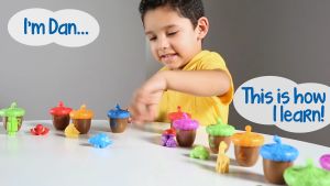 [อายุ 3+] ชุดเรียนรู้อักษรภาษาอังกฤษ พร้อมโมเดลทรงผลลูกโอ๊ก 78 ชิ้น (Alphabet Acorns Activity Set) [Learning Resources]