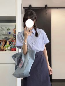 เสื้อเชิ้ตคอโปโลแขนสั้นลายทางสำหรับผู้หญิง ทรงหลวม สไตล์เกาหลี ฤดูร้อน 2025 เสื้อเชิ้ตผู้หญิงสไตล์เรียบง่ายที่มีความยืดหยุ่นสูง