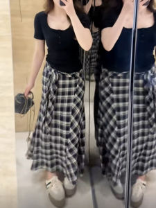 Bộ đồ nữ BINKAFENNY làm bằng vải polyester váy kẻ caro cổ chữ U xếp ly tay ngắn