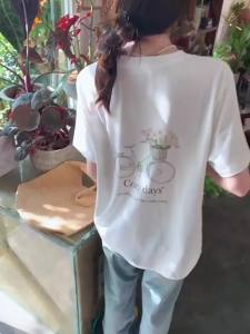 T-Shirt Wanita Putih Lengan Pendek Ukuran Besar Motif Sepeda & Bunga Huruf Estetik Katun Tipis Bernapas Premium Desain Korea Longgar Slim Fit Tren Musim Panas 2025 Baju Kasual Gaya Minimalis Elegan Manis dan Imut Serbaguna Kerah Bulat Tops Modis