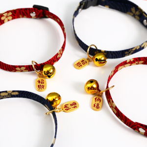 คอแมวสำหรับสัตว์เลี้ยงสไตล์จีน Rantai Kucing เครื่องประดับคอกระดิ่งปรับระดับได้นำโชคมีผ้าปักลาย