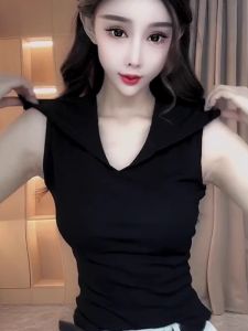 เสื้อยืดคอกว้างมีฮู้ดแขนกุดทรงสลิมฟิตสำหรับผู้หญิง ฤดูร้อน 2025 เสื้อเชิ้ตแขนกุดคอวีสไตล์ยุโรป กระชับสัดส่วน สัมผัสหรูหรา