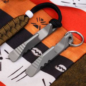 ชะแลงโลหะผสมไทเทเนียมมัลติฟังก์ชั่น/ที่เปิดขวดพร้อมพวงกุญแจสแตนเลสสําหรับการตั้งแคมป์กลางแจ้ง/ใช้ในบ้าน EDC pry bar ใหม่