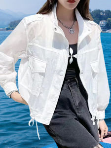 เสื้อแจ็คเก็ตกันแดดแขนยาวบางสีขาวสำหรับผู้หญิงในช่วงฤดูร้อนปี 2025 ทรงหลวม ระบายอากาศได้ดี กระเป๋าใหญ่ คอปกพับ สไตล์ลำลอง