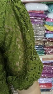 Atasan Blus Brokat: Pilihan Modis dan Formal