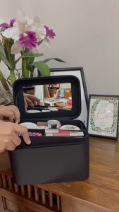 BG05 กล่องเครื่องสําอางทรงแข็ง 2 ชั้น สีดํา Vanilla in love พร้อมกระจกขนาดใหญ่