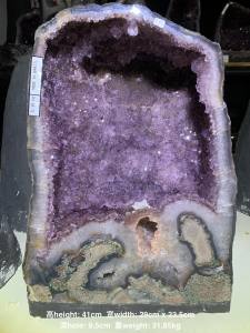 Termite-shaped Natural Amethyst Geode 💯 Thin shell small sharp crystals that sparkle ✅天然紫晶洞 薄皮幼小牙亮晶✅ 顶部结了很多紫晶花👍 黄娇花