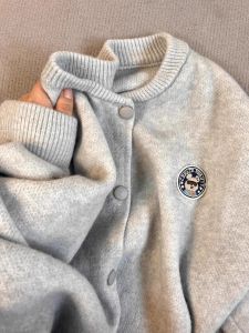 เสื้อสเวตเตอร์ถักหนาปักลายหมีน่ารักสำหรับผู้หญิง คอลเลกชั่นฤดูใบไม้ร่วง/ฤดูหนาว คอกลม เสื้อคลุมกันหนาวแบบเปิดไหล่ เสื้อผ้าทำงานสไตล์เกาหลี