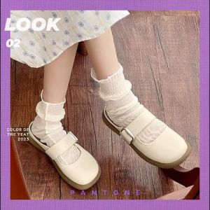 มันต้องมีรองเท้าคัทชูแฟชั่น ส้นเตี้ย พื้นนิ่มสวมใส่สบายมีสายคาดคล้ายรองเท้านักเรียนดีไซน์ ที่ชอบแต่งตัวจัดเลยราคาไม่แพง