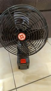 Quạt dùng pin lồng sắt chân pin phổ thông chạy liên tục 8 đến 12 tiếng bao khỏe bao bền