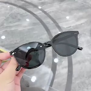 Kacamata Hitam Simple Trendi Anti-UV Cocok Untuk Pria & Wanita