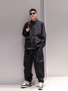 ชุดกีฬาฤดูใบไม้ผลิและฤดูใบไม้ร่วงสำหรับผู้ชาย แจ็คเก็ตคอตั้งหลวม กางเกงขายาวทรงตรง กระเป๋าใหญ่ ชุดกีฬากลางแจ้งกันลม