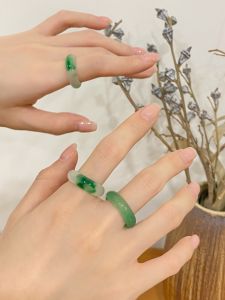 แหวนเพชรสีเขียวสไตล์จีนใหม่ระดับไฮเอนด์สำหรับผู้หญิงในฤดูใบไม้ร่วงและฤดูหนาวแหวนทรงกลมแบบเรขาคณิตแบบอเนกประสงค์