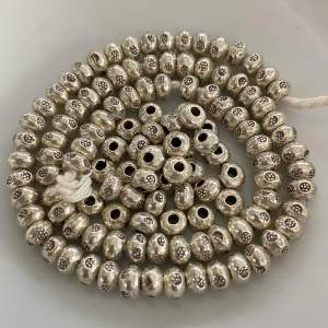 ลูกปัดเงินแท้ลายจุด ขนาด 3.64.35.2 มิล รู1มิล ขนาดแต่ละเม็ดอาจจะเหลื่อมกันบ้างเพราะเป็นงานทำมือ