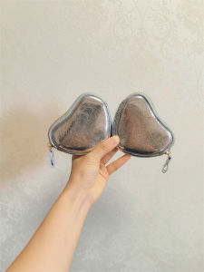 กระเป๋าใส่เหรียญหนังแท้สีเงินรูปหัวใจ กระเป๋าใส่บัตร กระเป๋าใส่เหรียญขนาดเล็ก กระเป๋าใส่เหรียญหนังวัว กระเป๋าใส่เหรียญแบบแขวนสำหรับผู้หญิง