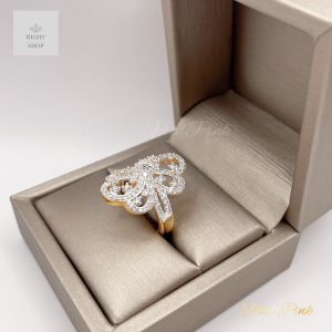 (แหวนเพชรหน้ากว้าง) แหวนเพขรออกงานหน้ากว้างทรงดอกไม้ฉลุทรงรี ขนาดฟรีไซต์